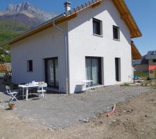 Terrasse préparé au tout venant pour stabiliser le remblai avant pose des dalles