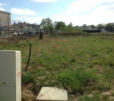 Piquets d&eacute;limitant la zone de terrassement et rep&egrave;re NGF mis sur les coffrets &eacute;lectriques.
 NGF BASE CHANTIER -117,70 
 NGF Plancher maison - 117,39 
Soit 31cm plus bas que le rep&egrave;re rouge dalle plancher arrivant au niveau bas du coffret &eacute;lectrique