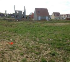 Piquets d&eacute;limitant la zone de terrassement et rep&egrave;re NGF mis sur les coffrets &eacute;lectriques.
 NGF BASE CHANTIER -117,70 
 NGF Plancher maison - 117,39 
Soit 31cm plus bas que le rep&egrave;re rouge dalle plancher arrivant au niveau bas du coffret &eacute;lectrique