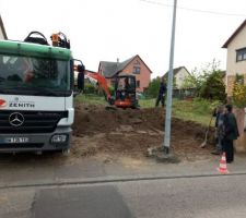 Bien que les travaux d&eacute;butent officiellement en Juin, notre entreprise de gros oeuvre Z&eacute;nith tr&egrave;s sympa a d&eacute;j&agrave; commenc&eacute; le terrassement du terrain.