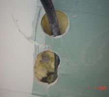 Dans la douche du RDC , L&agrave; ou doit &ecirc;tre install&eacute; le radiateur Le placo est d&eacute;fonc&eacute;.
Je cite : le plombier va arranger &ccedil;a lors du montage du radiateur
A bon ?