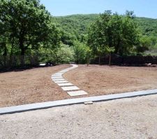 Allée de la maison vers le potager