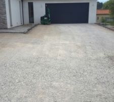 Enrobé, étape 2 : réalisation des pentes et installation des bordures en ardoise sur lit de béton.