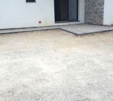 Enrobé, étape 2 : réalisation des pentes et installation des bordures en ardoise sur lit de béton.