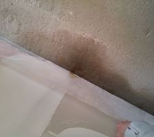 Et la c'est le drame... une infiltration est arrivée dans la maison.
réponse de Sesame " les parpaing on du boire l'eau par l?extérieur faute de ravalement"