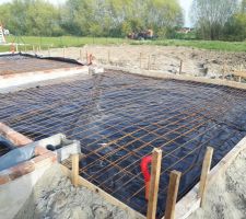 Vue du c&ocirc;t&eacute; arri&egrave;re droit : terrasse principale