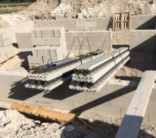 Livraison du matériel pour la dalle cela avance pour le instant à bonne vitesse.
Attente du retour du cdt demain pour le planning des prochains jours.