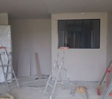 La verrière qui sépare le coin jour du coin nuit/salle de bain