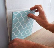Pose de carrelage sans colle. Innovation Leroy Merlin
https://www.leroymerlin.fr/v3/p/le-mag/cristalgrip-nanotechnologie-pour-poser-le-carrelage-sans-colle-ni-poussiere-l1500660024