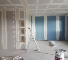 Les joints sont faits et les niches décoratives dans le séjour créées.