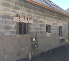 Côtés et linteau coulé reste plus qu'à collé l'appui inférieur et posé la fenêtre