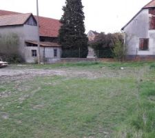 Photo d'angle, entr&eacute;e du terrain. Derri&egrave;re l'appareil 40 m&egrave;tre d'all&eacute;e