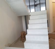 1ere couche peinture sur escalier beton