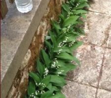 Muguet devant la porte d'entrée