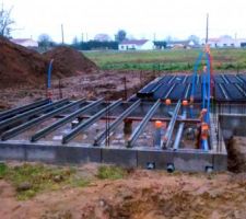 Pose du c&acirc;blage &eacute;lectrique et des &eacute;coulements eaux us&eacute;es. Pose des supports pour 1&egrave;re dalle dessus vide technique.