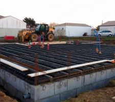 Fondation par semelles filantes en b&eacute;ton arm&eacute; dos&eacute; &agrave; 350kg. Armatures semelles type longrines compos&eacute;es de cadres 15/35 et de 6 aciers filants. Disposition visant &agrave; limiter le tassement diff&eacute;rentiel ainsi que les micro-fissurations en superstructure. Construction r&eacute;alis&eacute;e suivant les normes parasismiques en vigueur.