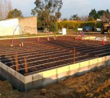 Pose des coffrages avant coulage de la dalle en b&eacute;ton arm&eacute;.
