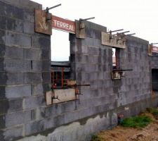 Seuils en ciment liss&eacute; pour toutes les portes, portes-fen&ecirc;tres et baies ext&eacute;rieures y compris nez de marche tir&eacute; au fer. Appuis de fen&ecirc;tre Monobloc MSEA, finition lisse, blanc teint&eacute; dans la masse sans empochement, visant &agrave; limiter le risque de fissure par charge de la ma&ccedil;onnerie. Linteaux 1/2 coffre Monobloc isolant de chez TERREAL , sous avis technique, pour pose de volets roulants limitant la microfissurisation en facade (nombre 6).