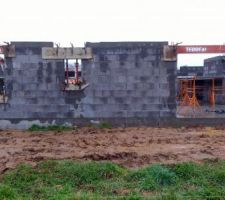 Seuils en ciment liss&eacute; pour toutes les portes, portes-fen&ecirc;tres et baies ext&eacute;rieures y compris nez de marche tir&eacute; au fer. Appuis de fen&ecirc;tre Monobloc MSEA, finition lisse, blanc teint&eacute; dans la masse sans empochement, visant &agrave; limiter le risque de fissure par charge de la ma&ccedil;onnerie. Linteaux 1/2 coffre Monobloc isolant de chez TERREAL , sous avis technique, pour pose de volets roulants limitant la microfissurisation en facade (nombre 6).