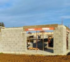 Seuils en ciment liss&eacute; pour toutes les portes, portes-fen&ecirc;tres et baies ext&eacute;rieures y compris nez de marche tir&eacute; au fer. Appuis de fen&ecirc;tre Monobloc MSEA, finition lisse, blanc teint&eacute; dans la masse sans empochement, visant &agrave; limiter le risque de fissure par charge de la ma&ccedil;onnerie. Linteaux 1/2 coffre Monobloc isolant de chez TERREAL , sous avis technique, pour pose de volets roulants limitant la microfissurisation en facade (nombre 6).