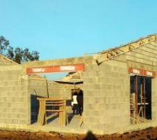 Seuils en ciment liss&eacute; pour toutes les portes, portes-fen&ecirc;tres et baies ext&eacute;rieures y compris nez de marche tir&eacute; au fer. Appuis de fen&ecirc;tre Monobloc MSEA, finition lisse, blanc teint&eacute; dans la masse sans empochement, visant &agrave; limiter le risque de fissure par charge de la ma&ccedil;onnerie. Linteaux 1/2 coffre Monobloc isolant de chez TERREAL , sous avis technique, pour pose de volets roulants limitant la microfissurisation en facade (nombre 6).