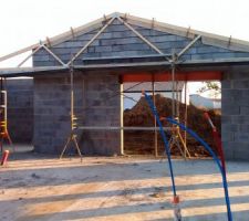 Charpente industrielle non aménageable sur habitation et garage. Tuile en terre cuite.