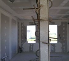 Poteau porteur : Coffrage du nouveau poteau avec l'aide de l'ancien
Reprise du ferraillage dans la dalle et le poteau b&eacute;ton