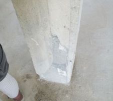 Poteau porteur : Nouveau poteau d&eacute;coffr&eacute; et l'ancien disqu&eacute; et d&eacute;moli