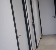 Entourage portes en gris