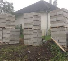 Mur de séparation avec le voisin, c'est papa avec ses 70 qui est aux commandes... là c'est certain il n'y aura pas de pbsss
