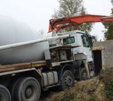 Mur de s&eacute;paration avec le voisin, c'est papa avec ses 70 qui est aux commandes... l&agrave; c'est certain il n'y aura pas de pbs

toupie pompe...2h de travail contre une journ&eacute;e de b&eacute;tonni&egrave;re ... sans compter la fatigue... &ccedil;a vaut le cout ...merci &agrave; la qualit&eacute; de travail de la soci&eacute;t&eacute; Marius