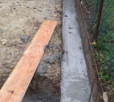 Mur de s&eacute;paration avec le voisin, c'est papa avec ses 70 qui est aux commandes... l&agrave; c'est certain il n'y aura pas de pbs

toupie pompe...2h de travail contre une journ&eacute;e de b&eacute;tonni&egrave;re ... sans compter la fatigue... &ccedil;a vaut le cout ...merci &agrave; la qualit&eacute; de travail de la soci&eacute;t&eacute; Marius