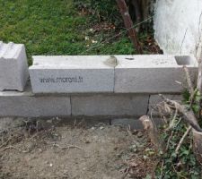 Mur de s&eacute;paration avec le voisin, c'est papa avec ses 70 qui est aux commandes... l&agrave; c'est certain il n'y aura pas de pbs