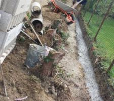 Mur de s&eacute;paration avec le voisin, c'est papa avec ses 70 qui est aux commandes... l&agrave; c'est certain il n'y aura pas de pbs