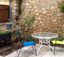 Nouvelle table de jardin, chaises et pot à aromates