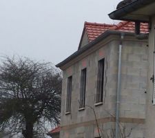 A première vue ce n'est pas mal
A première vue seulement... le gars se dit artisan...gouttière tordue