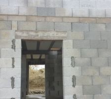 Ouverture porte principale... 115cm pour porte de 120cm ... elle va avoir du mal &agrave; passer... c'est malin le cdt n'avait pas fournit les plans actualis&eacute;s au ma&ccedil;on... j'ai comme l'impression que le linteau ne repose pas sur les 20cm r&eacute;glementaires... explication du cdt "vous comprenez monsieur... ce n'est pas grave...car...;" pfff