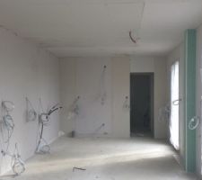 De loin ça passe... de loin....... les réservations à gauche ne sont pas à la bonne hauteur..., la cloison de gauche n'est ps encrée sur le mur..