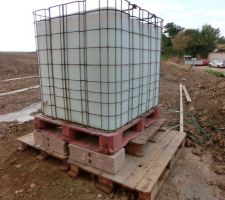 Mise en place d'une cuve de 1 m2 d'eau sur le chantier, car la SAUR n'a pas encore effectué le raccordement à l'eau potable.
Un grand merci à mes futur voisins qui mon permis de remplir la cuve sans avoir à galérer.
