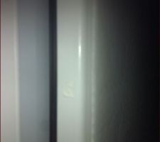 Coup dans la porte d'entrée après passage du plombier