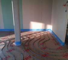 Plaques TMS mises au sol et plancher chauffant préparé (coin trémie avec réservation pour limon central de l'escalier)
