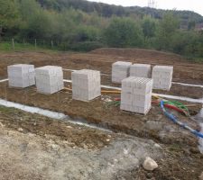 Livraison des plots pour le vide sanitaire.