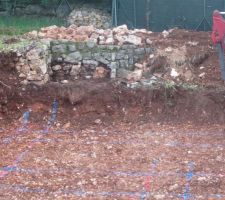 Petit muret et restanque avant destruction par le terrassier