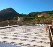 Hourdis polystyrene sur poutrelles béton avant que la dalle du RDJ soit coulée