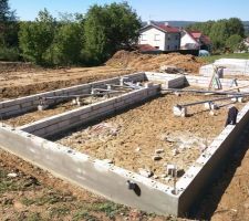 Mise en place des évacuations et passage du mortier hydrofuge sur l'extérieur du vide sanitaire.