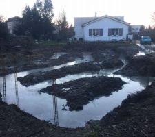 Fondations très larges suite a erreur d'implantation du maçon. Nous avons aujourd'hui des doutes également sur la profondeur de celles-ci et sur la bonne mise en place du ferraillage. En effet, ils ont coulés alors que les fouilles étaient inondées, les fers verticaux tenaient à peine droit dans le béton frais... Les ligatures ont elles étés correctement faites ???