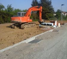 Enfin la pelleteuse tant attendue, ce qui annonce un démarrage des travaux imminent