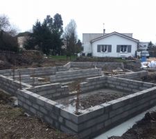 élévation des murs de soubassement. 4 rangs au lieu des 5 prévus dans le contrat.