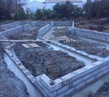 élévation des murs de soubassement. 4 rangs au lieu des 5 prévus dans le contrat.