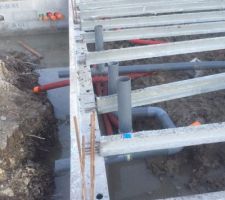 élévation des murs de soubassement. 4 rangs au lieu des 5 prévus dans le contrat.
Les planelles sont posées sans arase étanche de rupture de capillarité.